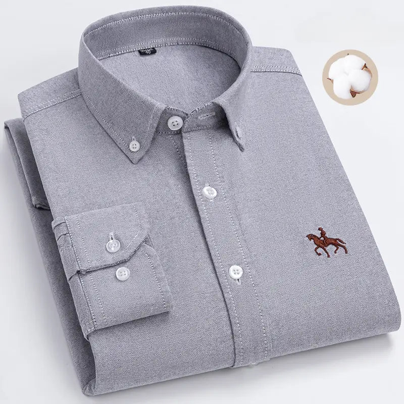 Chemise pour homme en oxford à coupe ajustée 100 % coton en gris, avec un logo de joueur de polo marron brodé sur la partie gauche de la poitrine.