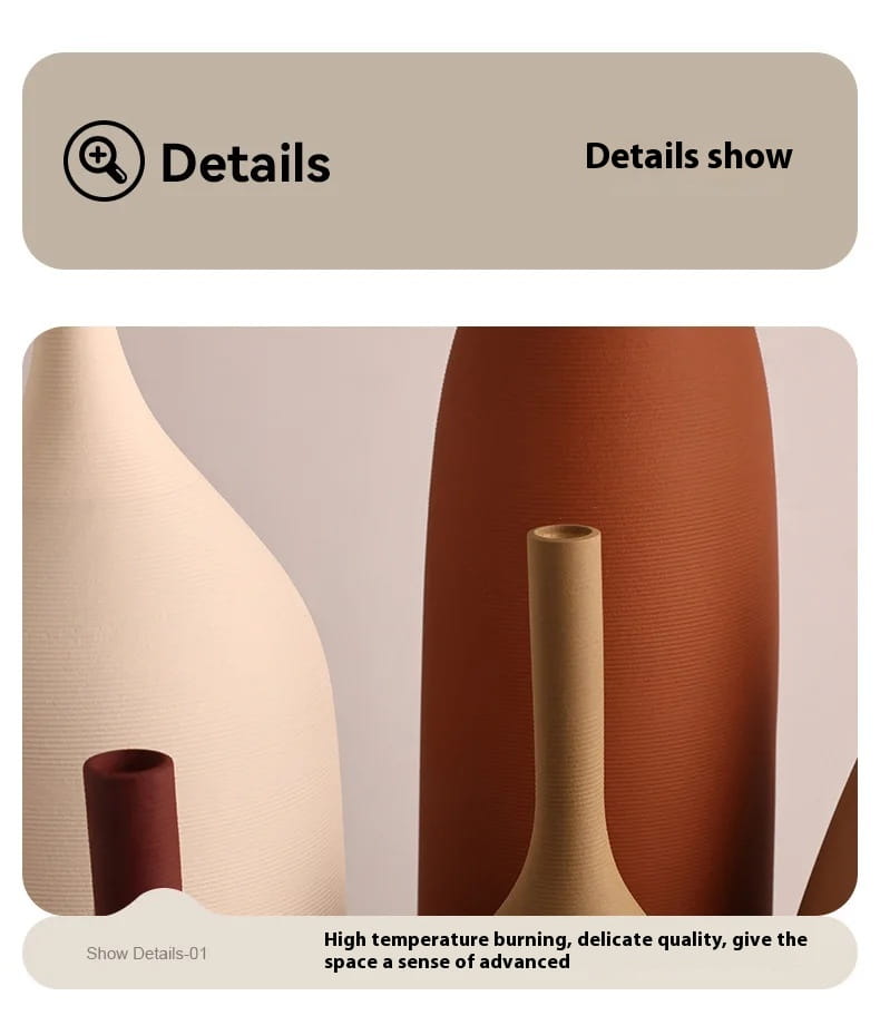Conjunto de jarrones de cerámica minimalista para decoración wabi sabi, con jarrones de barro en tonos beige cálido y terracota, con superficies alisadas y quemadas a alta temperatura, y ligeros relieves verticales sutiles.