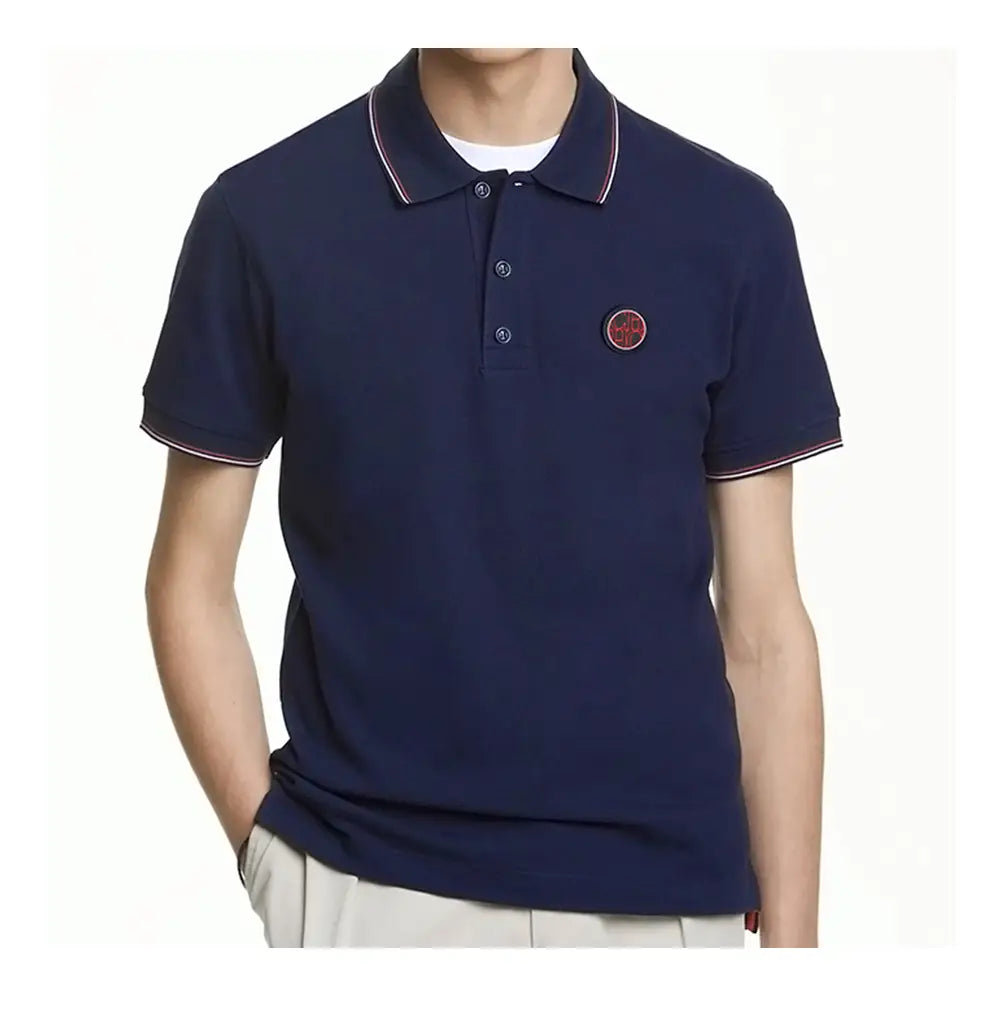 Herren-Poloshirt aus Baumwolle in Marineblau mit kurzen Ärmeln, mit weißem und rotem Kontrastbesatz am Kragen und an den Bündchen sowie einem runden bestickten Logo auf der linken Brust.
