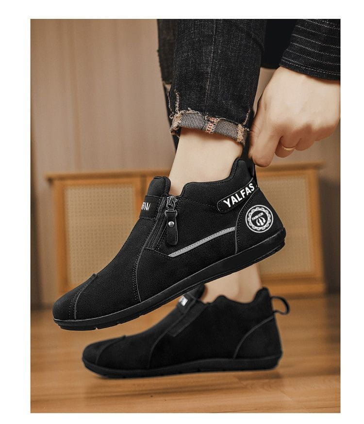 Schwarzer Wildleder-Herren-Casual-Slip-on-Stiefel im Knöchelbereich mit seitlichem Reißverschluss und Yalfas-Branding.