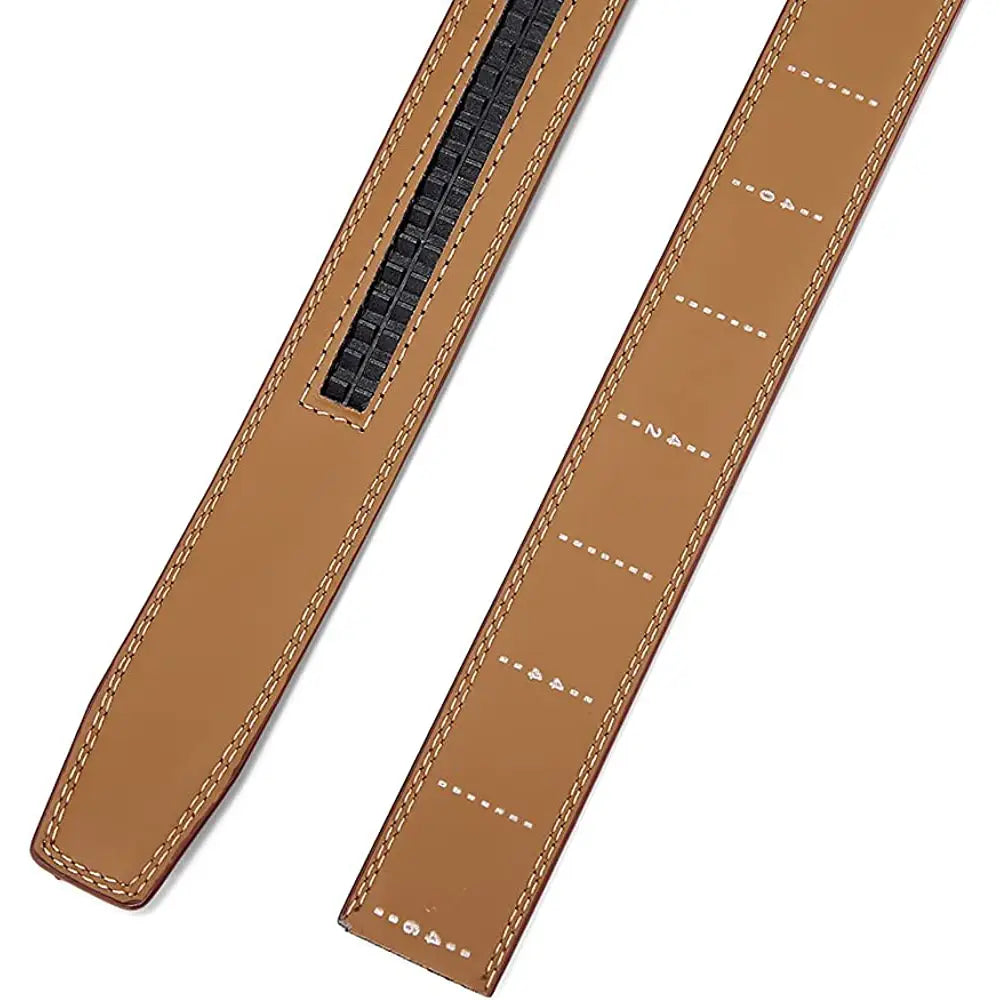 Lanière de ceinture en cuir beige à boucle automatique, avec surpiqûres contrastées foncées et doublure intérieure noire texturée, présentant le motif du drapeau américain.