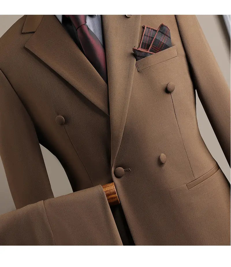 Veste en laine beige à double boutonnage avec boutons assortis et pochette de poitrine à carreaux, provenant de l’ensemble costume d’affaires pour homme slim fit en trois pièces, adaptée aux occasions d’affaires en mode masculine et de soirées décontractées.
