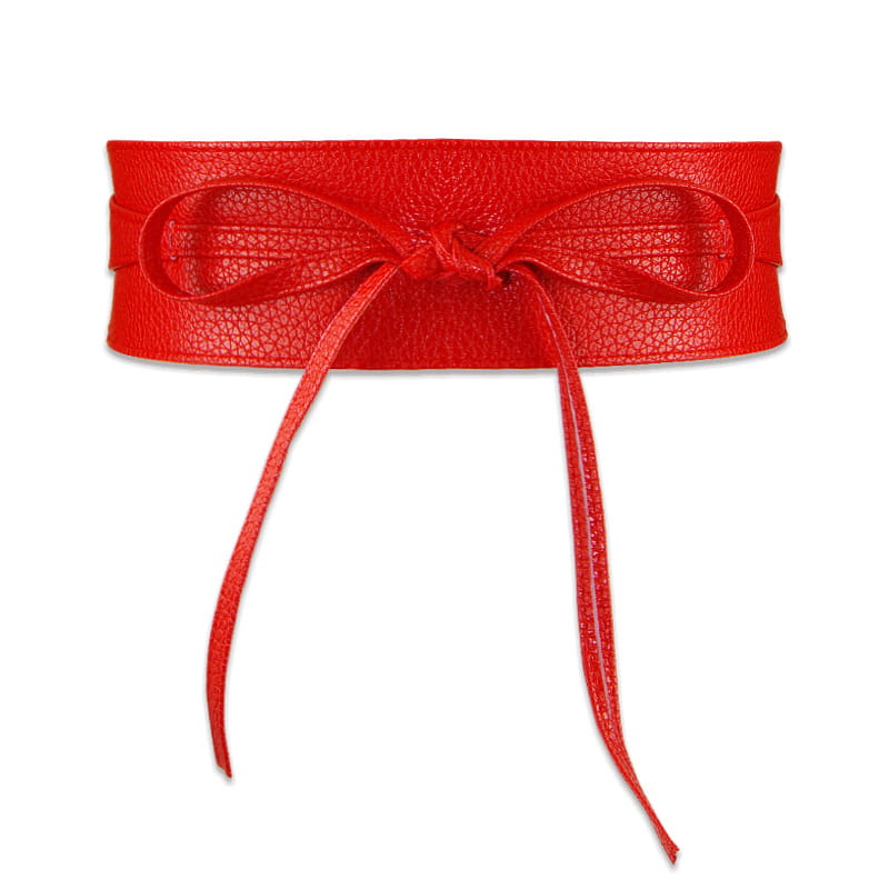 Ceinture large enveloppante rouge vif en cuir pour femmes, présentant un cuir texturé et un nœud noué avec de longues lanières.