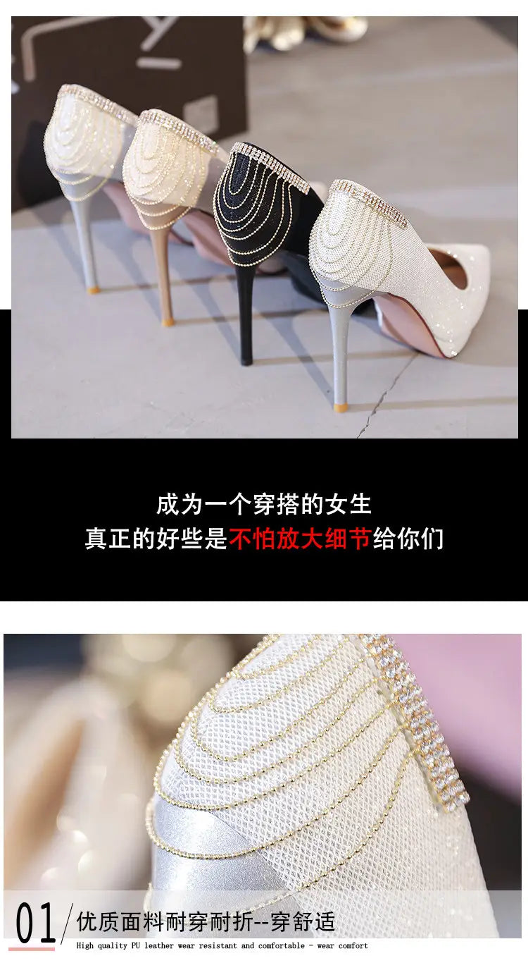 Weiße Plateau-Bridal-Heels mit Mesh-Obermaterial und Strassverzierungen entlang der Seite für Kristall-Hochzeitschuhe.