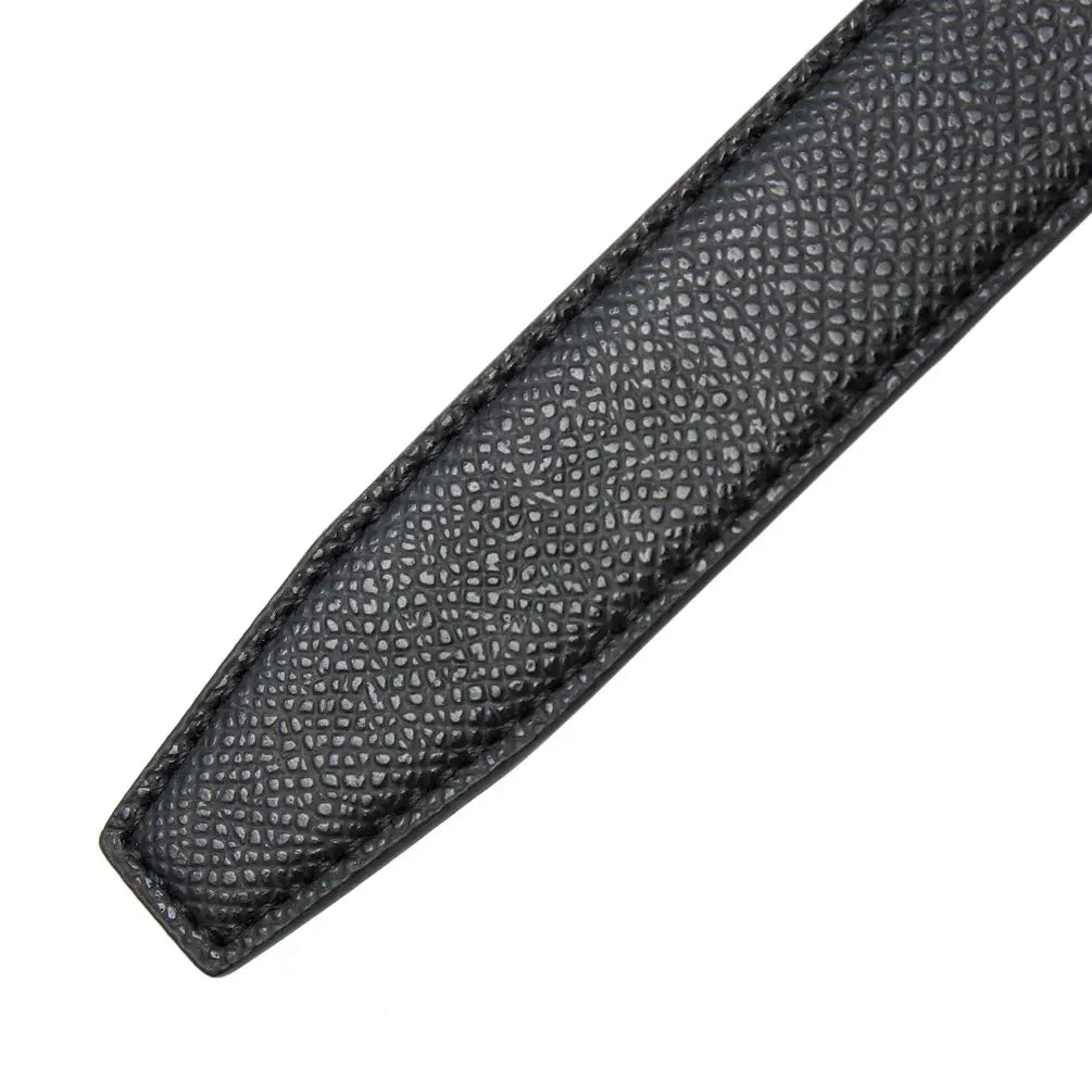 Bracelet de montre en cuir noir texturé avec une couture précise le long des bords, présenté sur une ceinture en cuir de femme à boucle automatique, passe-parties fines.