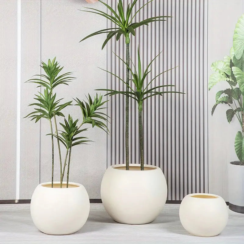 Des pots à fleurs ronds en plastique léger de couleur crème, à finition mate lisse et à intérieurs ton doré, idéals pour la plantation de fleurs à domicile ainsi que pour un usage intérieur et extérieur.