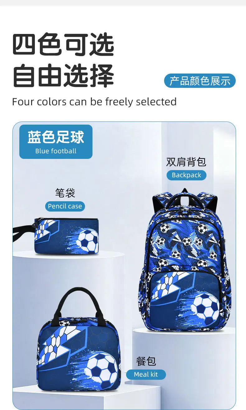 Jungen-Fußball-Schulrucksack-Set mit 3 Teilen: blauer Stoffrucksack mit dynamischem Muster aus schwarzen und weißen Fußballmotiven.