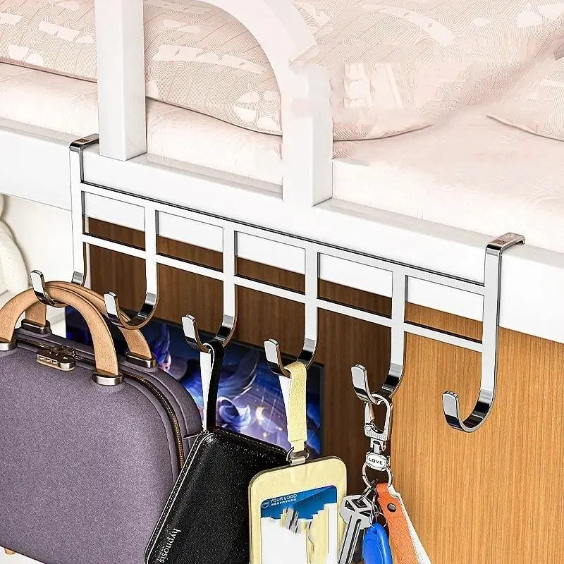 Das Bild zeigt einen silbern polierten Metall-6-Haken-Garderobenhalter für über der Tür, der Taschen und Schlüssel hält.