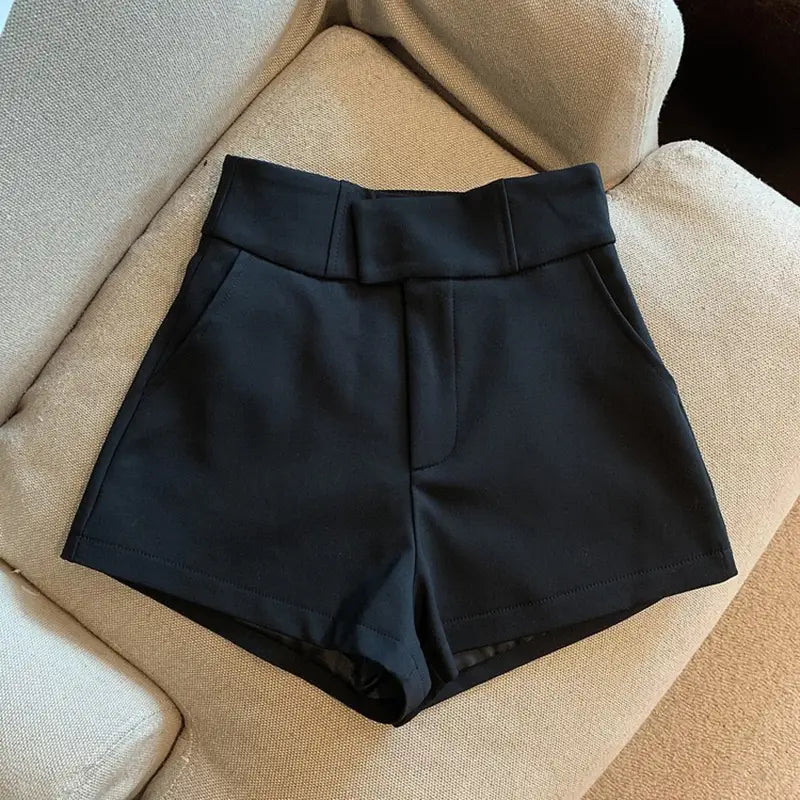 Damen-High-Waist-Shorts von Mooyufon in Schwarz mit einer taillierten, strukturierten Gestaltung und sauberer Ziernaht.