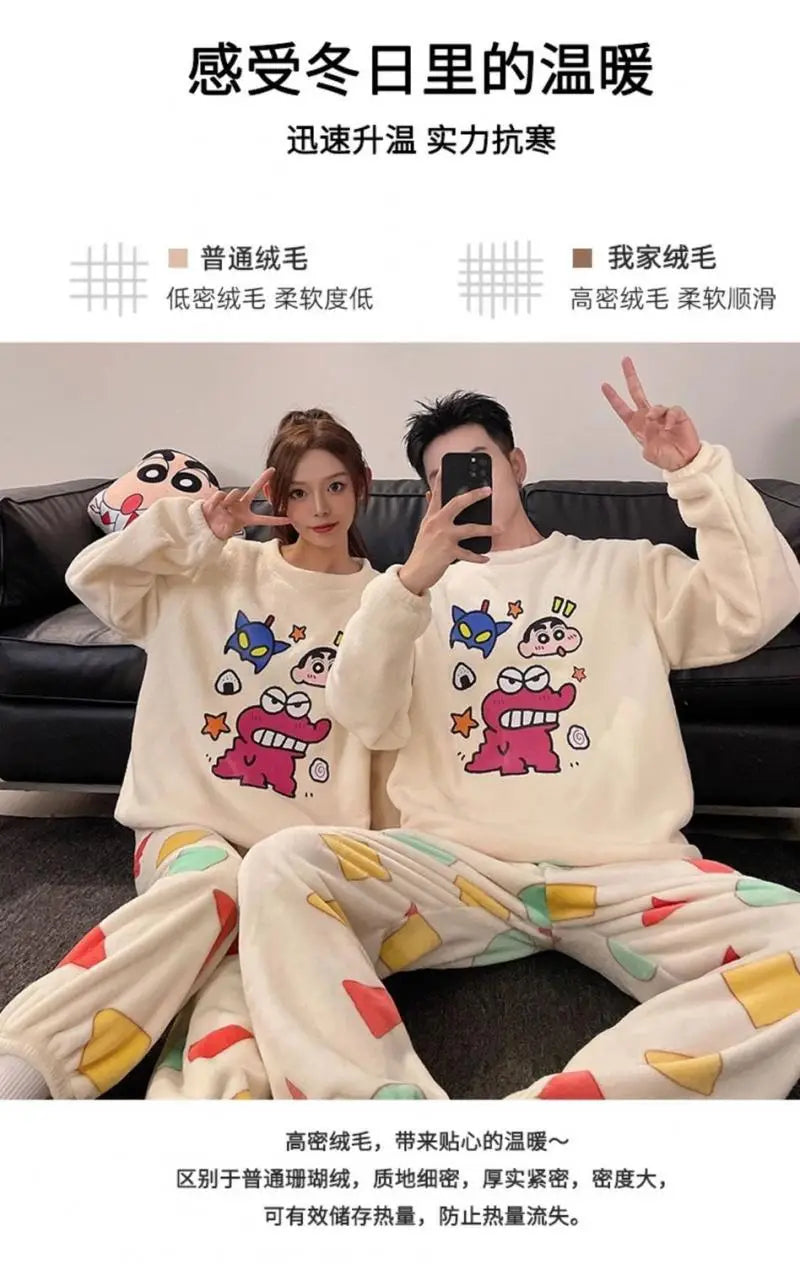 Conjunto de pijama de pareja de vellón coral color crema, de material acogedor, con divertidos personajes de dibujos animados de Shin Chan y patrones geométricos coloridos; los clientes pueden ponerse en contacto con el servicio de atención al cliente para recibir asistencia.