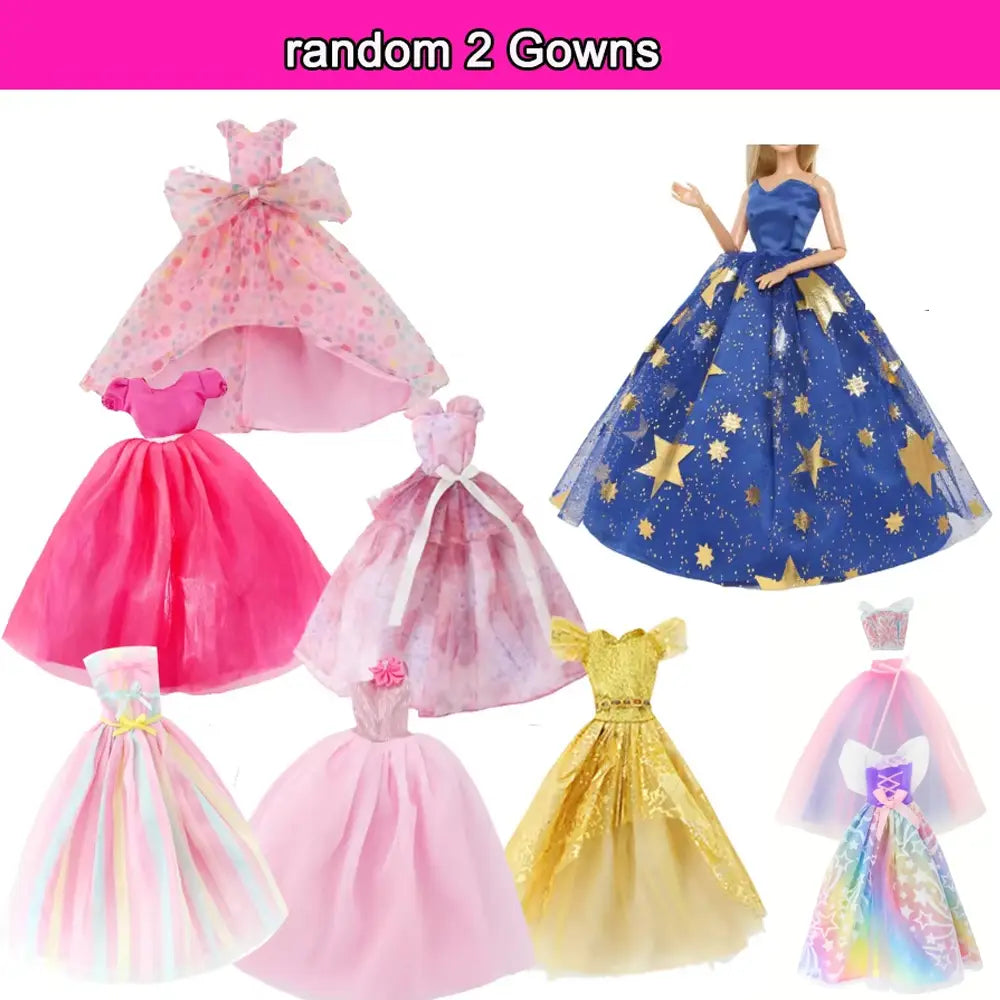64ピースのドール服およびアクセサリーセットに含まれる、金色の星で飾られた青いガウンを着用したバービー人形です。