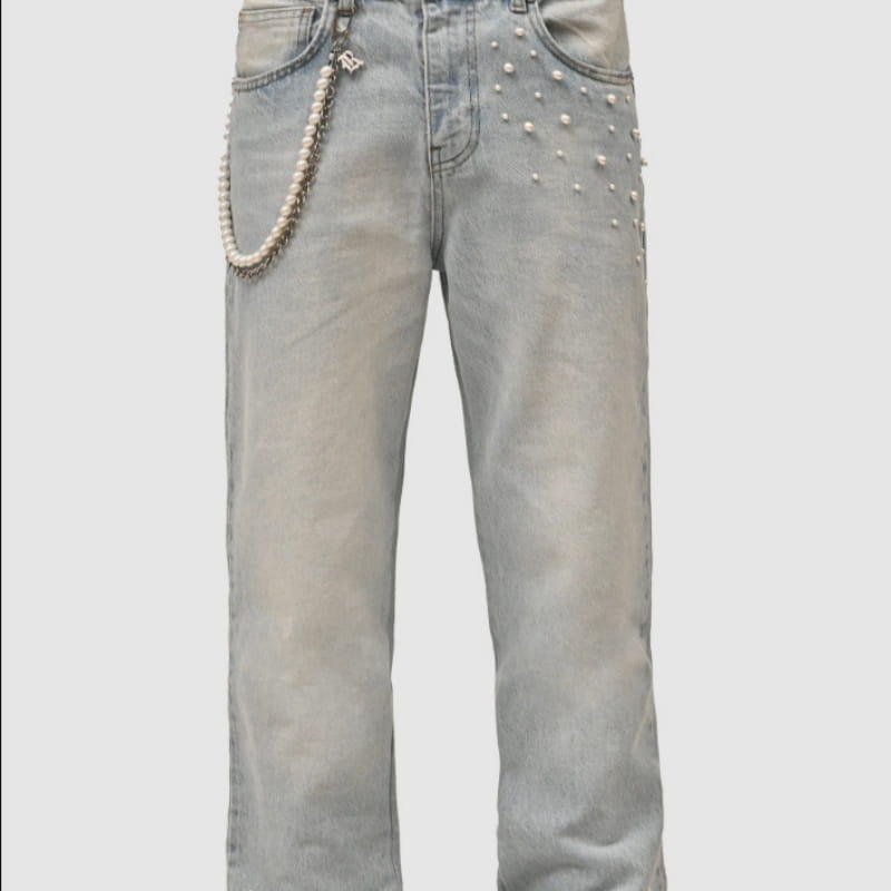 Gestapelte, mit Perlen besetzte Jeans mit geradem Bein, aus Hellwasch-Denim, mit Perlisnieten sowie einer Perlenkette, die vom Bund herabhängt.