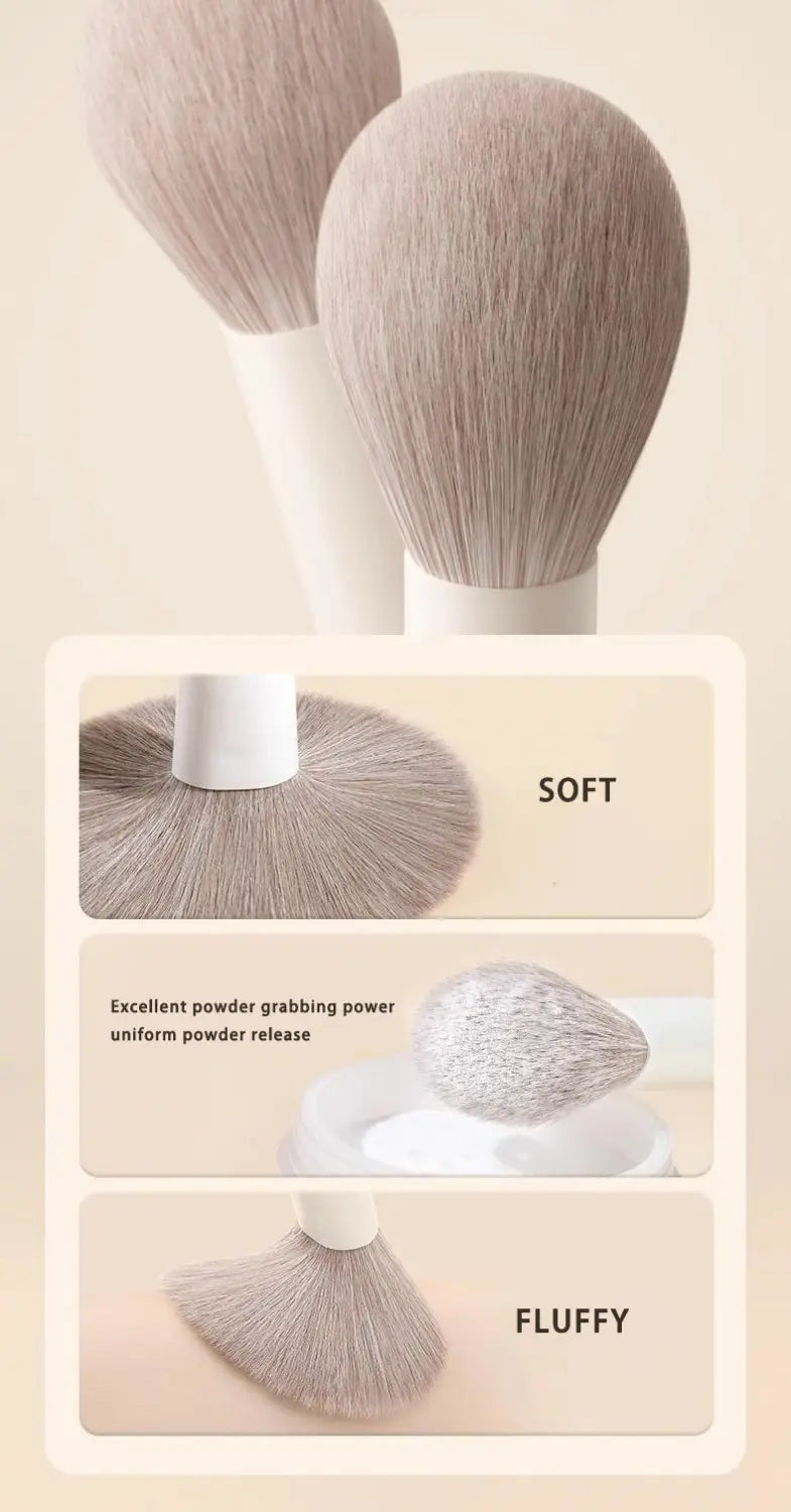 Pinceau de maquillage à poils synthétiques beiges avec un manche blanc élégant, issu d’un ensemble d’accessoires cosmétiques blanc et or de 12 pièces.