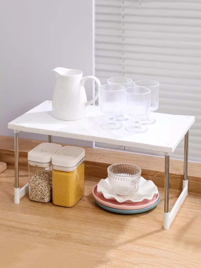 Étagère de séparation à couches réglable et support télescopique pour évier, dotés d’une tablette de comptoir à l’aspect marbre blanc avec pieds en acier inoxydable, pour un rangement organisé de la cuisine