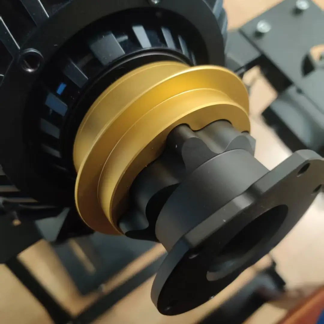 Conjunto de polea industrial negra y dorada con acabado metálico mecanizado, mostrado desde el lado posterior del adaptador de cubo de volante de liberación rápida Fanatec Qr2.