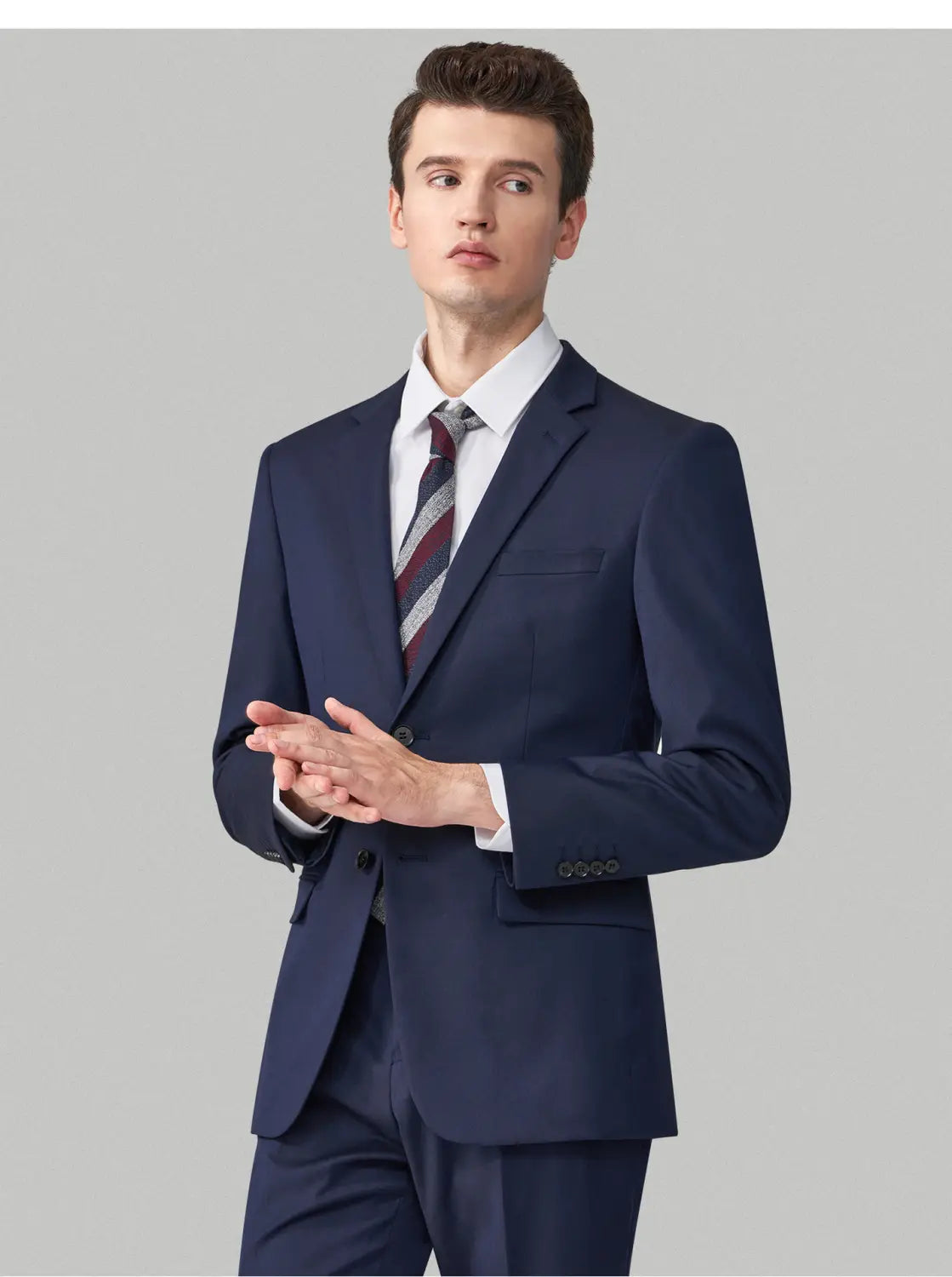 Costume bleu marine ajusté pour homme en coupe slim, avec une coupe structurée et une texture discrète, offrant un type de fermeture boutonnée simple, pour une tenue formelle et professionnelle décontractée.