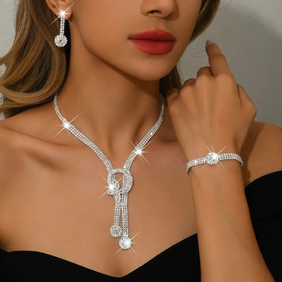 Parure de bijoux de mariage en diamant comprenant un collier en diamant argenté scintillant, au motif en cascade en forme de Y, avec des gouttes en cristal pendantes.