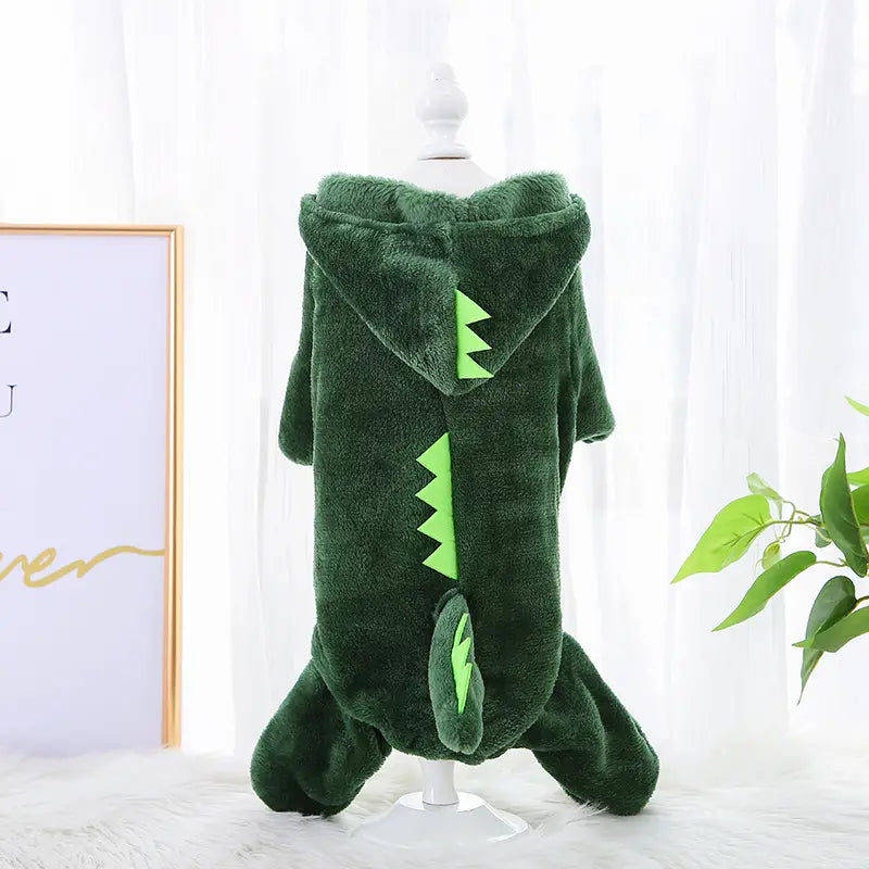 ropa de perro de forro polar verde oscuro para perros pequeños, con un diseño de temática de dinosaurio, que muestra espigas triangulares en verde lima a lo largo de la espalda y la cola, vistas desde el lado trasero.