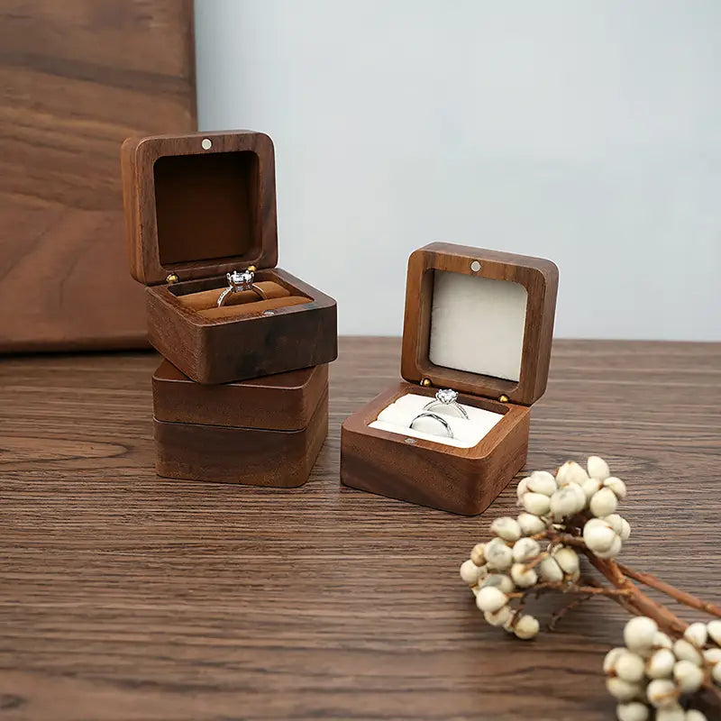 Boîte à bague en bois brun foncé pour proposition de mariage, présentoir pour bague d’engagement, avec finition polie lisse et rembourrage intérieur doux.