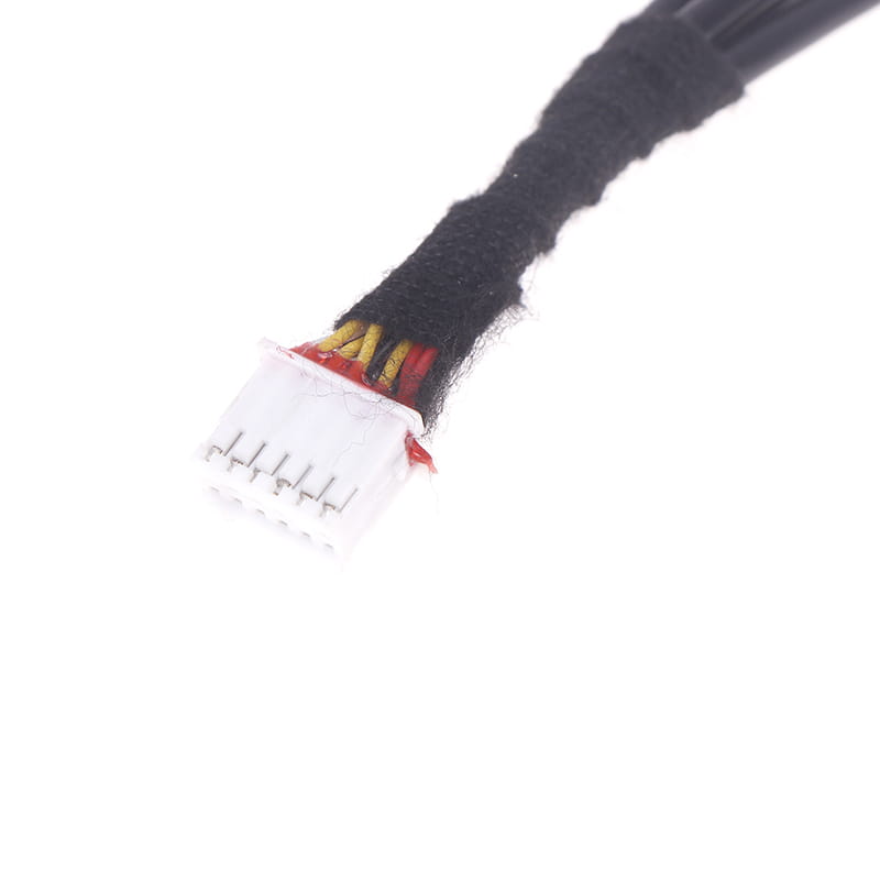Cable de cámara de salpicadero de 12 pines negro trenzado, con conector blanco de 8 pines y cables rojo y amarillo expuestos para radios Android.