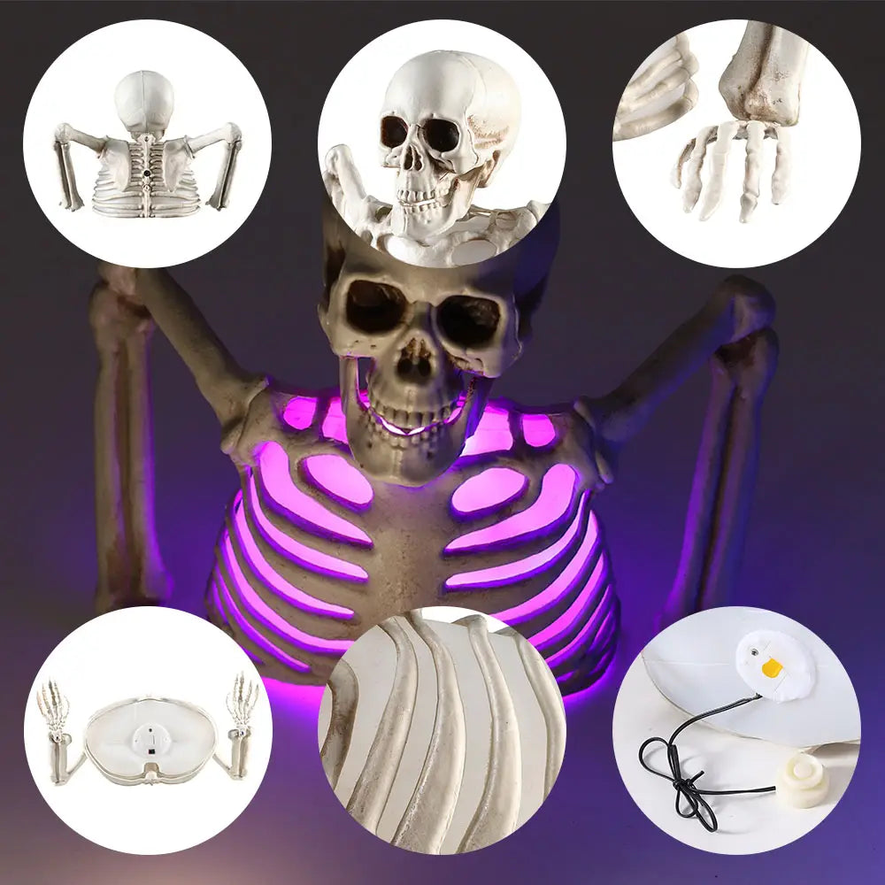 Un accesorio de Halloween de esqueleto luminoso con un diseño articulado detallado con iluminación mediante LED morado y huesos de plástico blanco.