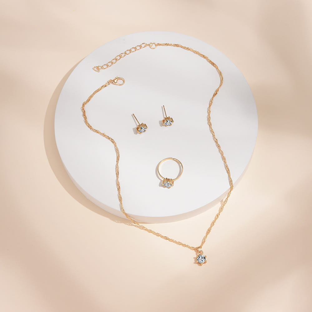 Collar de cadena trenzada delicada de color dorado con un pequeño dije de cristal brillante, del juego de joyería de circonita cúbica de 5 piezas.