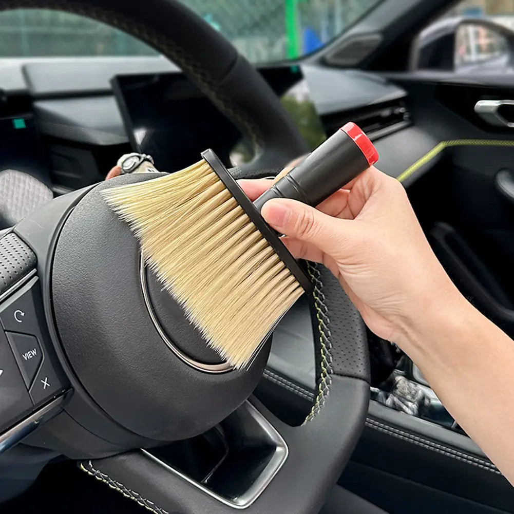 Detailbürste für die Autopflege mit schwarzem Griff, weichen beigen Borsten und rotem Akzent am Griff, ausgelegt für die Innenraumreinigung.