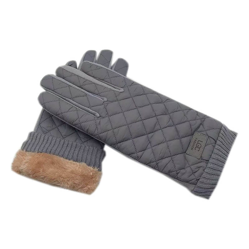 Gants d’hiver pour femmes en écran tactile thermiques, en tissu matelassé gris, avec poignet tricoté et étiquette de marque UGG, présentés du côté arrière.