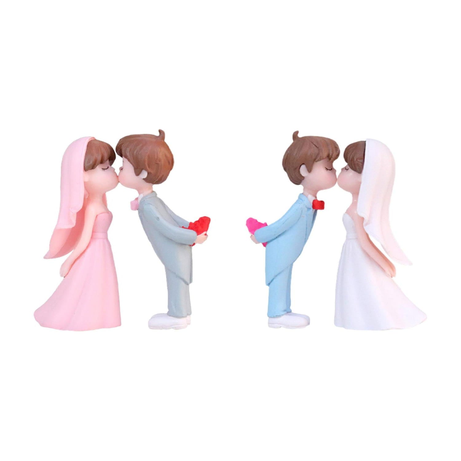 Hochzeitskuchenaufsatz Bräutigam und Braut Figuren mit zwei cartoonartigen Figuren, die ein rotes Herz halten; sie trägt ein rosa Kleid und ein grauer Anzug, er hält das Herz, und sie trägt ein weißes Kleid; außerdem hält ein Anzug in Hellblau ein passendes Herz.