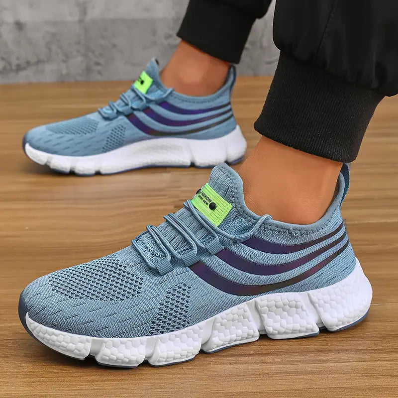 Baskets de sport décontractées en maille respirante pour hommes Zuuban bleu clair, avec des bandes violet foncé, une étiquette vert néon éclatante sur la languette et une semelle texturée blanche.