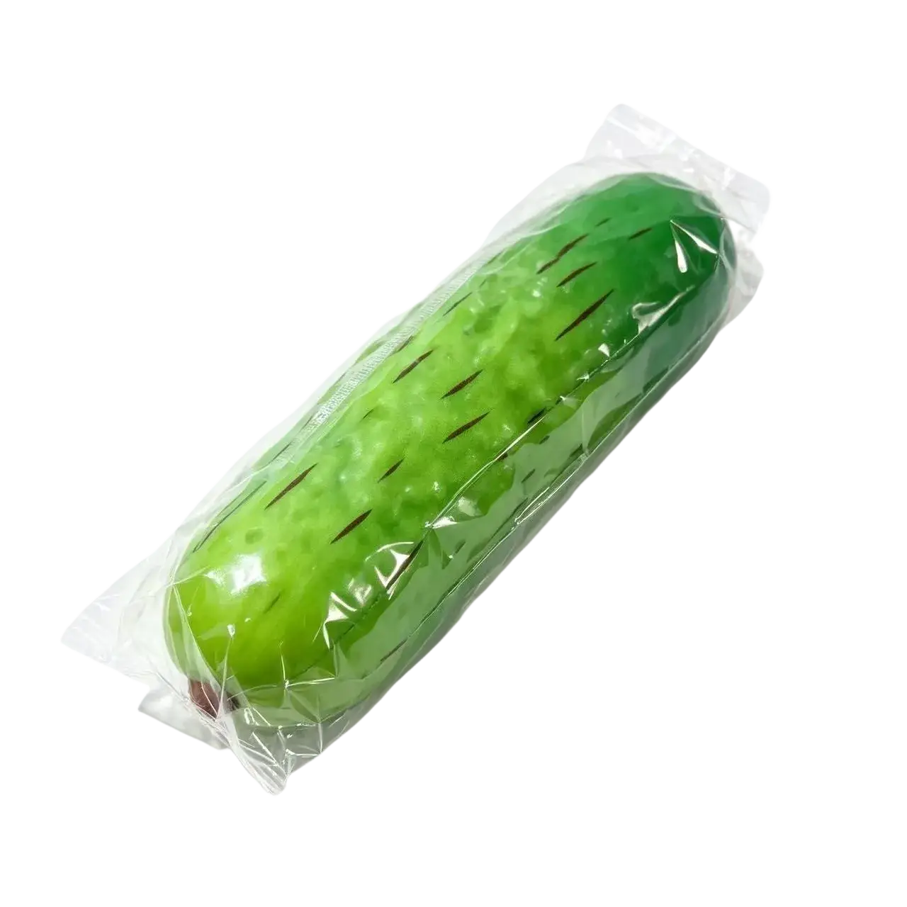 un juguete de alivio del estrés con forma de pepino verde que se desliza lentamente, envasado individualmente en plástico transparente, visto desde arriba