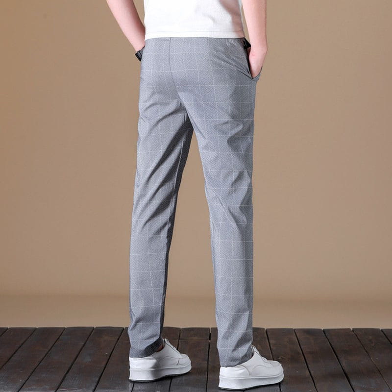 Pantalon de costume d’affaires pour homme en soie glacée, gris, avec un motif à carreaux discret fabriqué dans un tissu léger.