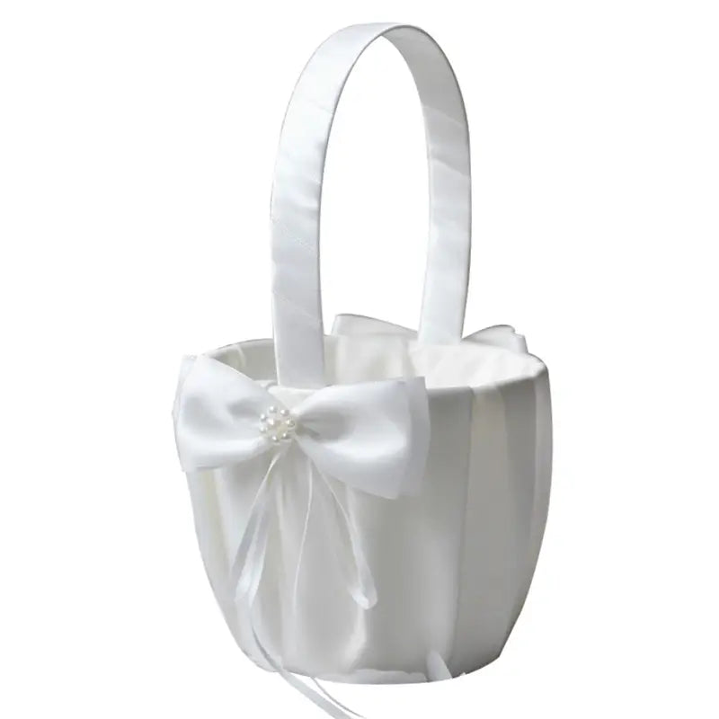 Panier de demoiselle d’honneur en satin blanc avec un nœud agrémenté de perles et une anse assortie.