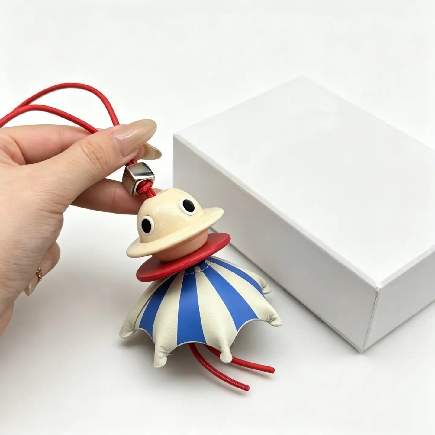 Llavero colgante para bolso con encanto de animales de cuero, tierno, de diseñador, con una forma de paraguas azul y blanco con rayas encantadoras, sombrero beige, detalles en rojo y broche plateado.