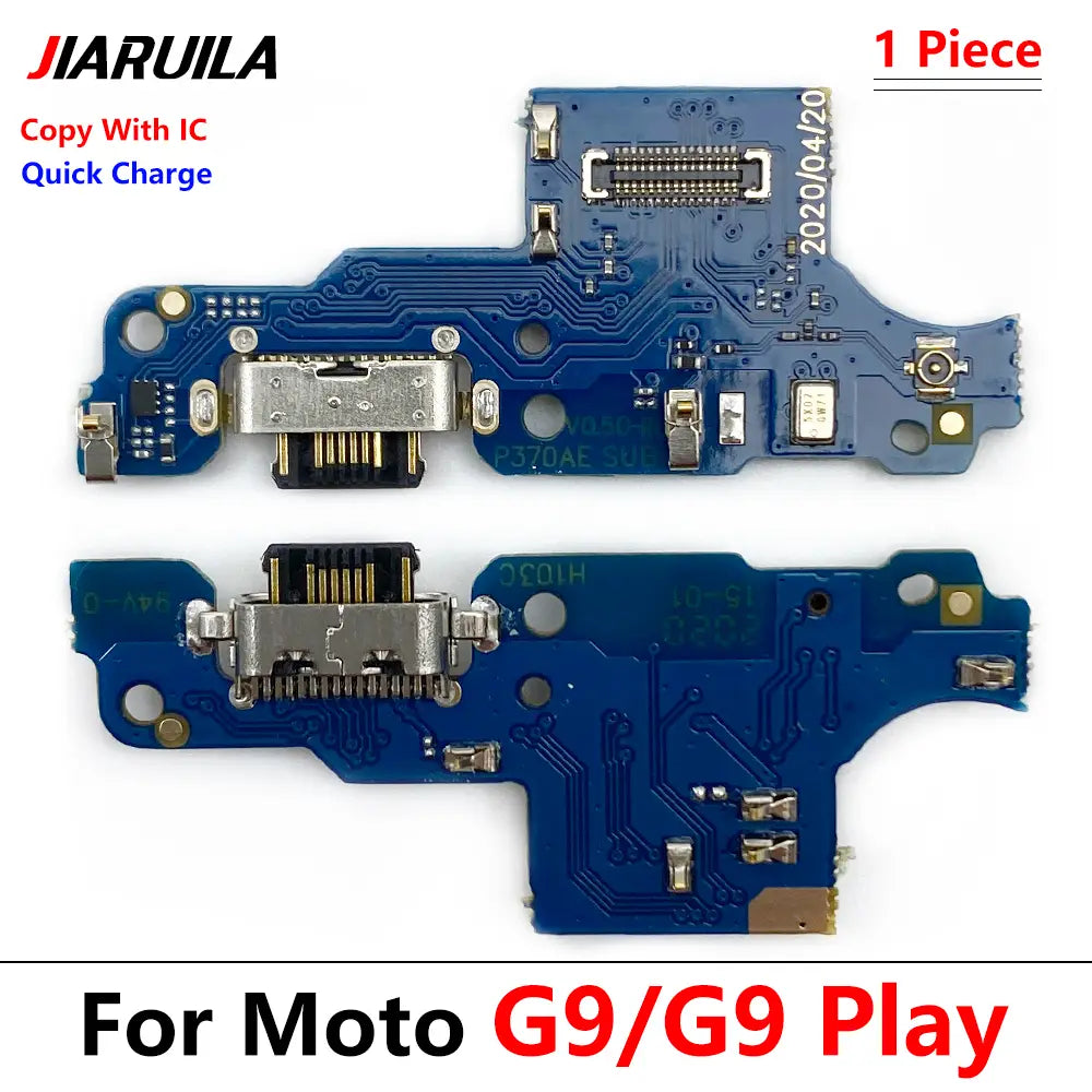 Placa de circuito azul con puerto de carga usb-c plateado y circuitos integrados integrados diseñados como cable flexible de puerto de carga de repuesto para la base de carga del moto g9 power.