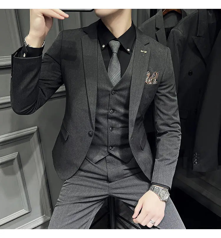 Ensemble de costume slim fit pour homme gris texturé, comprenant un gilet assorti et 9 pantalons courts à la cheville, associé à une chemise noire et une cravate, avec un type de fermeture par boutons pour un look formel.