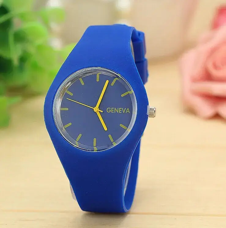 Montre à quartz pour femmes Genève en silicone bleu vif, cadran assorti et aiguilles jaunes, conçue pour une tenue décontractée.