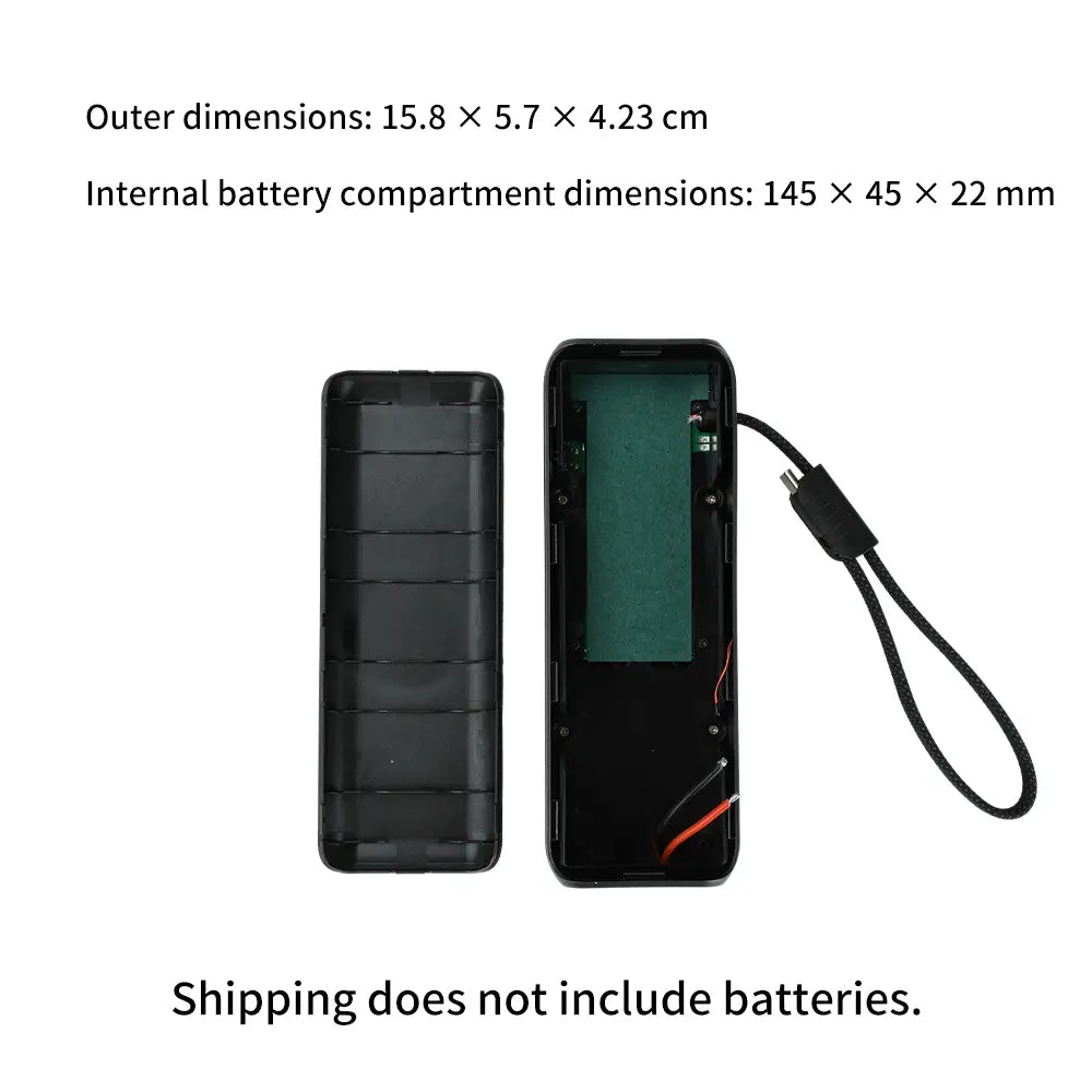 Schwarzes Kunststoff-Fernbedienungsbatteriegehäuse mit Handgelenkriemen für den PD-100-W-Schnelllade-Powerbank-DIY-Bausatz, dargestellt von der Rückseite.