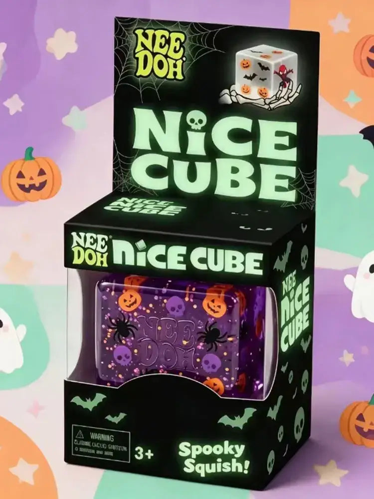 cube halloween tout doux d’agitation sensorielle needoh en matériau translucide violet, comprenant à l’intérieur des citrouilles oranges, des araignées noires et des crânes violets, dans une boîte à fenêtre en plastique transparent, conçue comme jouet d’agitation sensorielle.