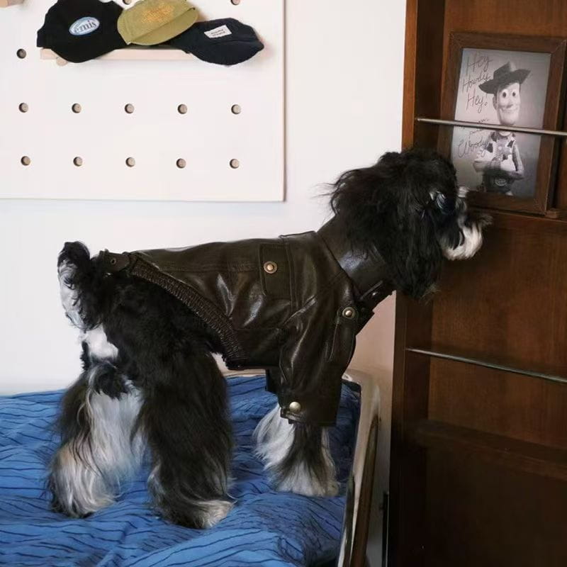 Chaqueta para perro de piel negra con botones a presión plateados, diseñada como una chaqueta cálida de piel sintética para perro.