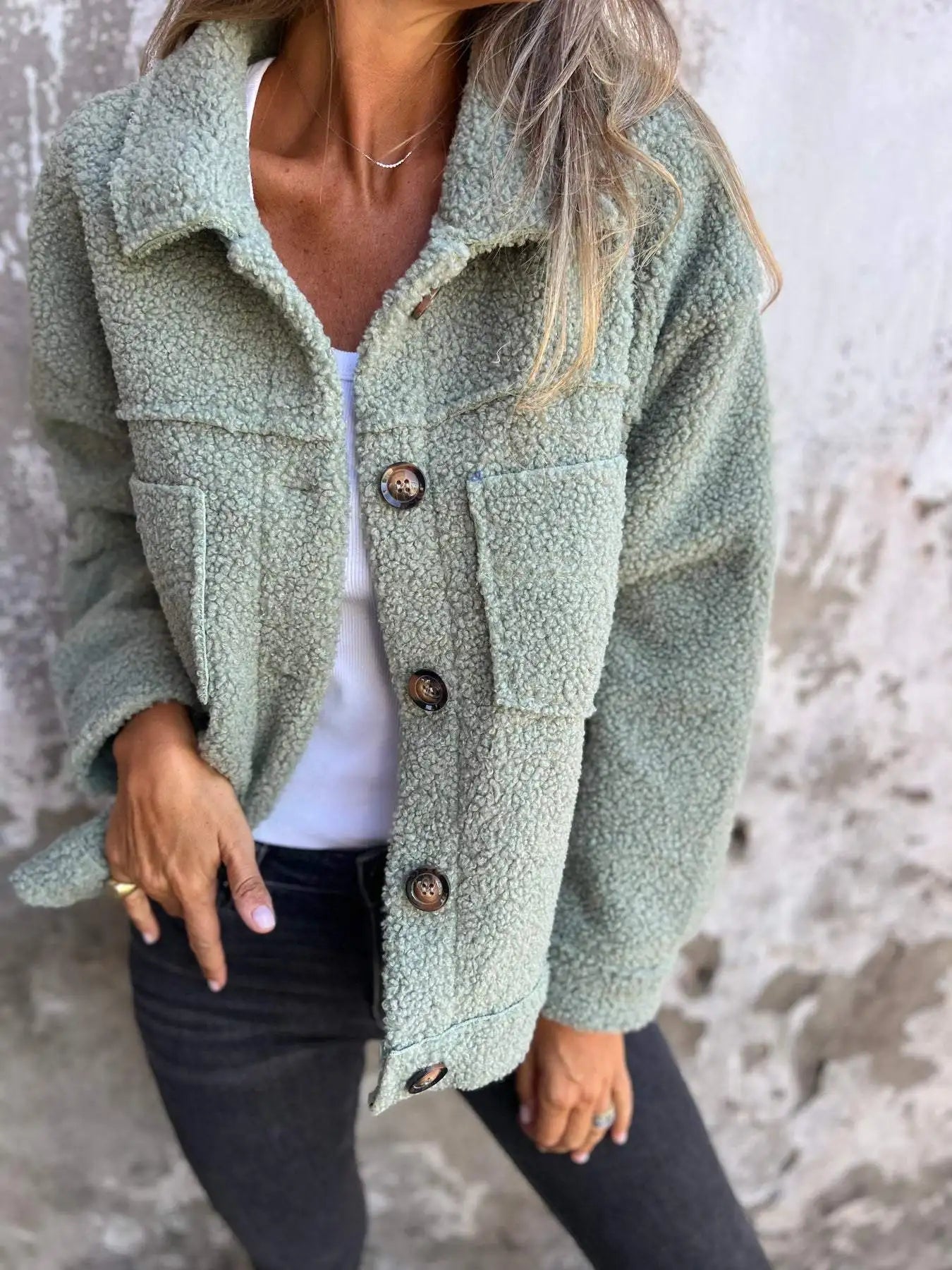 Abrigo de peluche tipo teddy esponjoso verde menta para mujer, con una textura acogedora de forro polar y botones color marrón oscuro, diseñado para brindar abrigo en invierno.