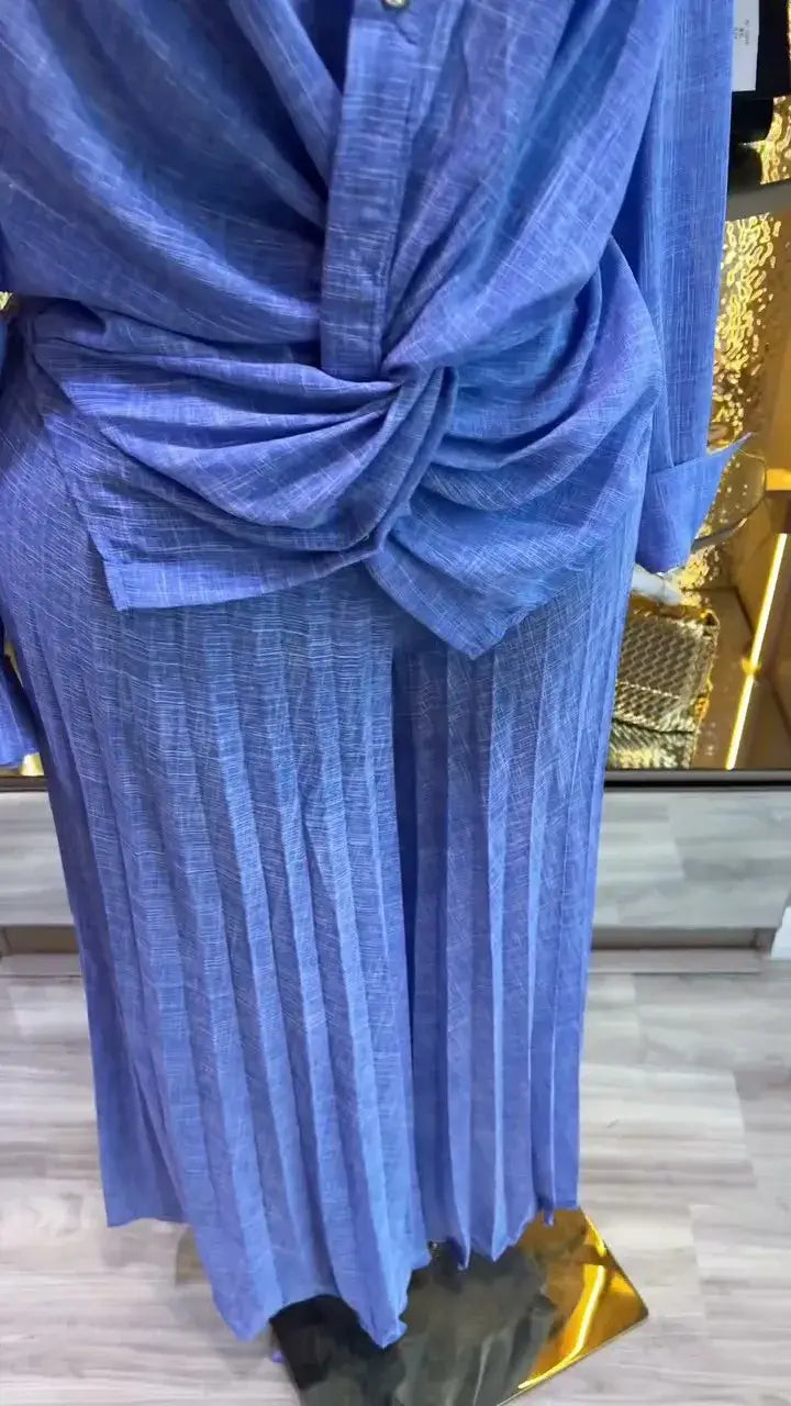 Blaues strukturiertes Leinenhemd mit vorderem Knotendetail, kombiniert mit dem Damen-Set mit Faltenrockhose im weitem Bein, bestehend aus einem langärmeligen Outfit.