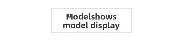 灰色の長方形の枠の中央に黒いサンセリフ体で配置されたミニマルな文字ラベルで、「modelshows model display」を多連のホワイトパールチョーカーネックレスとして表示する。