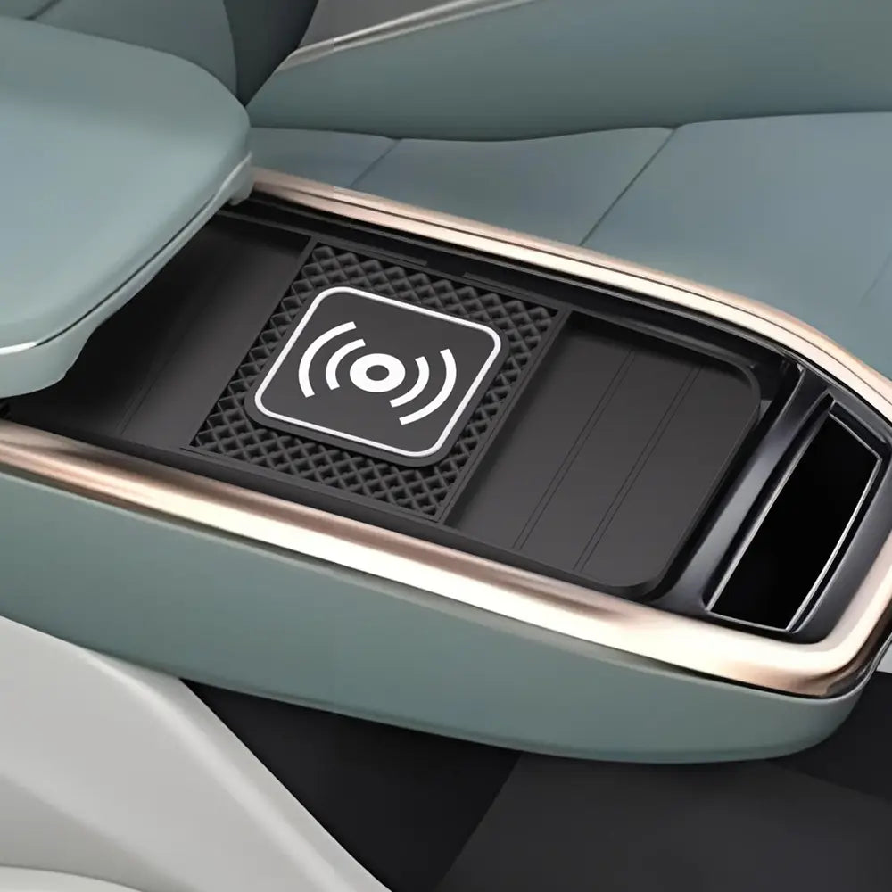 Schwarzes 15-W-Schnelllade-Wireless-Ladepad mit weißem Symbol, das in einer Fahrzeug-Mittelkonsole für bequemes Laden von Smartphones platziert ist