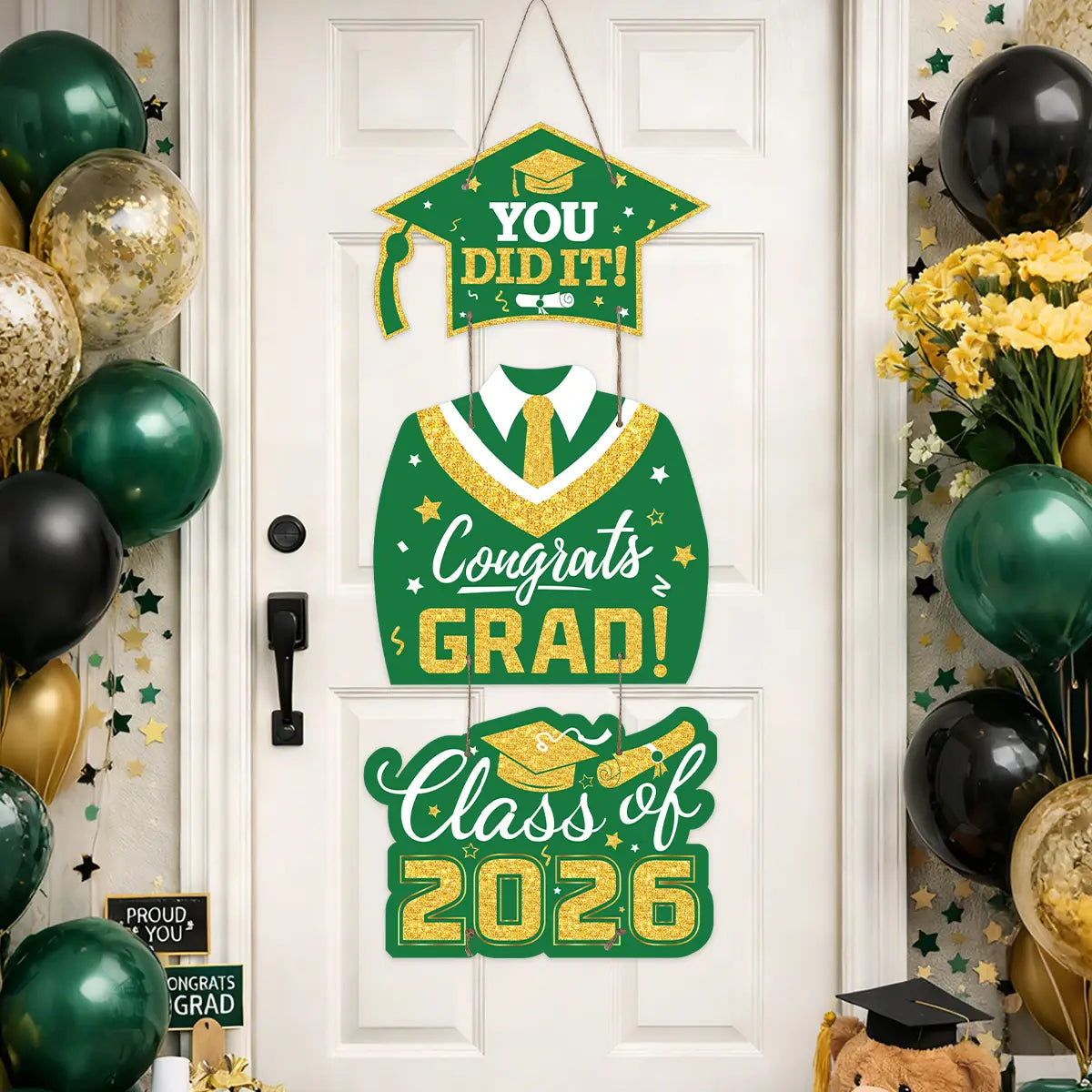 Green and gold class of 2026 graduation door hanging decor with glittery accents designed for celebratory decoration.