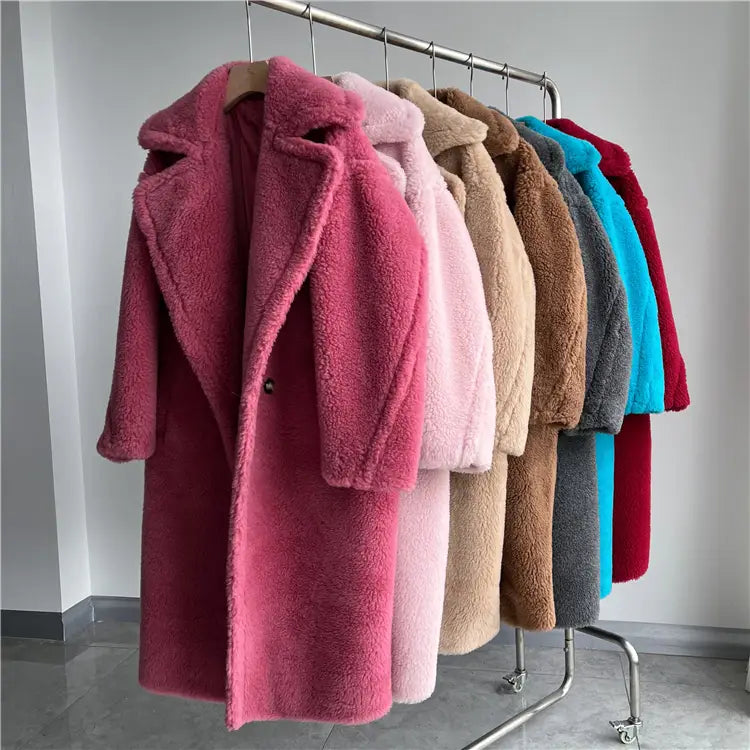 Abrigo exterior tipo osito de peluche largo para mujer de lana en un vibrante color rosa, con textura esponjosa y aterciopelada y diseño de cuello clásico; proporciona información del servicio de atención al cliente para las medidas de contorno de pecho y contorno de cadera.