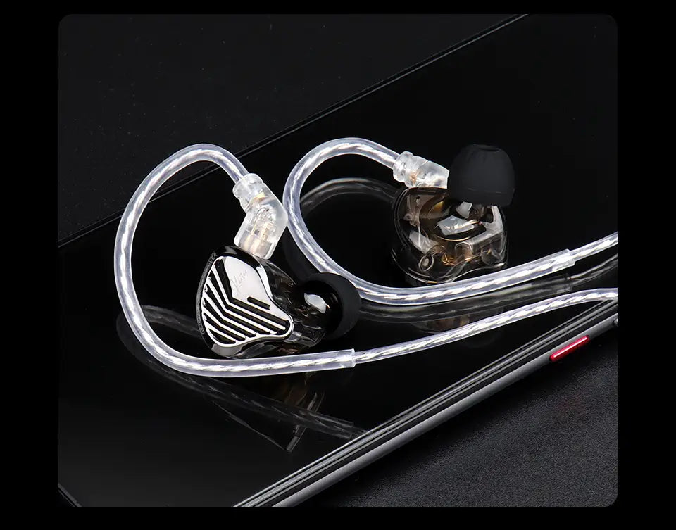 Auriculares de inserción (in-ear) con cable gk kunten hifi transparentes y claros, con micrófono, que presentan un diseño negro y plateado estilizado, con componentes internos intrincados visibles.