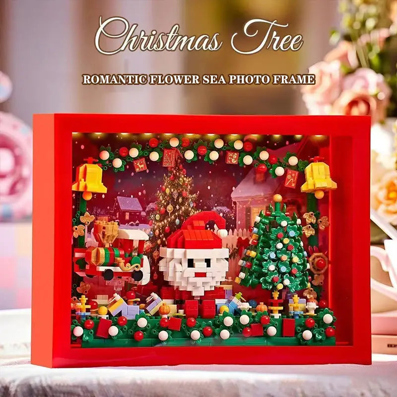 Marco rectangular rojo que alberga una escena festiva de Christmas TV con bloques de construcción estilo Lego, con Papá Noel pixelado que decora árboles y adornos.