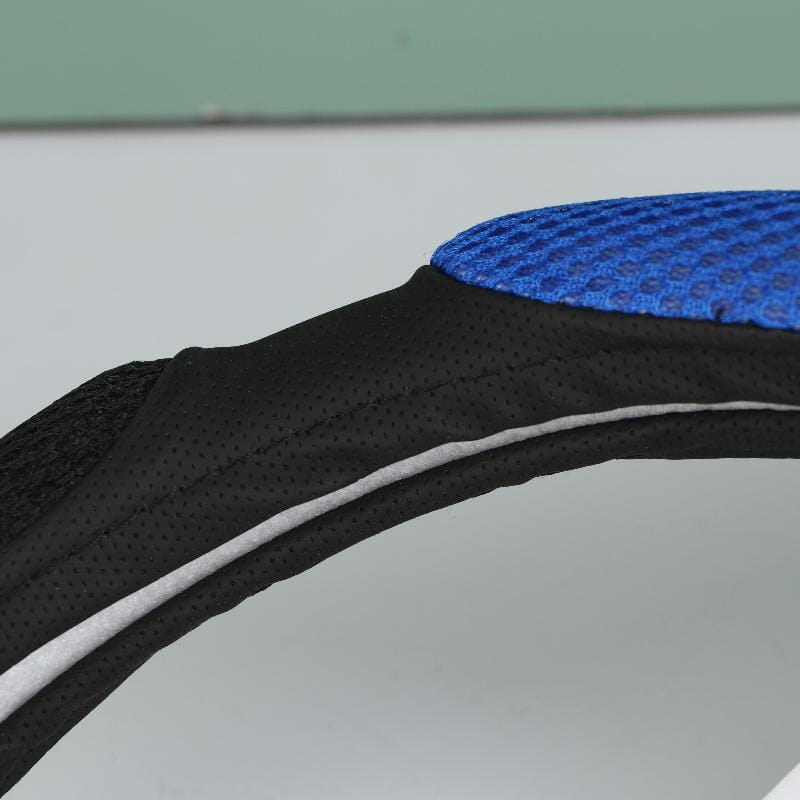 Lenkradschoner aus Blau- und Schwarz-Mesh mit weißer Ziernaht, entworfen für einen universellen Sitz von 38 cm.