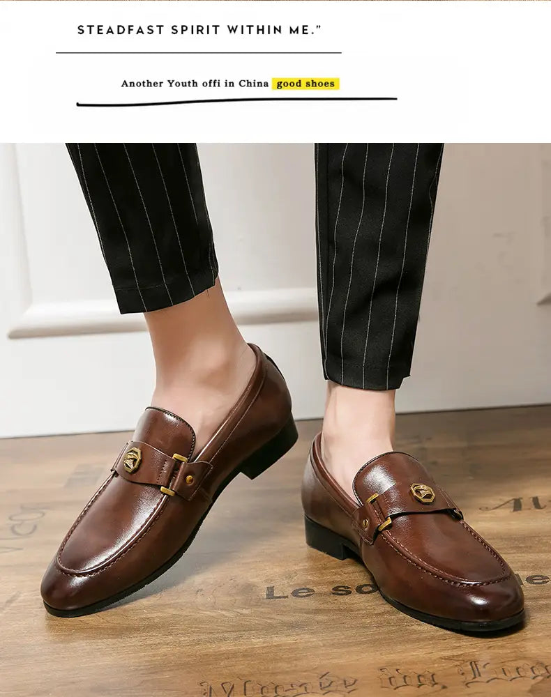 Herren-Lederslipper im eleganten Stil in Braun mit goldfarbenen Schnallenakzenten aus glattem Leder.